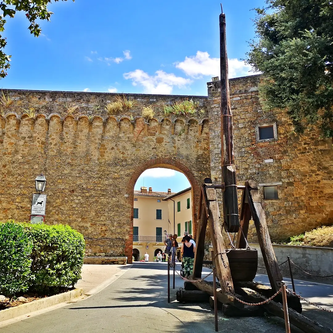 El célebre paisaje de Gladiator en el Val d'Orcia: Un paseo cinematográfico por la belleza toscana 21 Toscana Val d'Orcia San Quirico d'Orcia Porta Nuova
