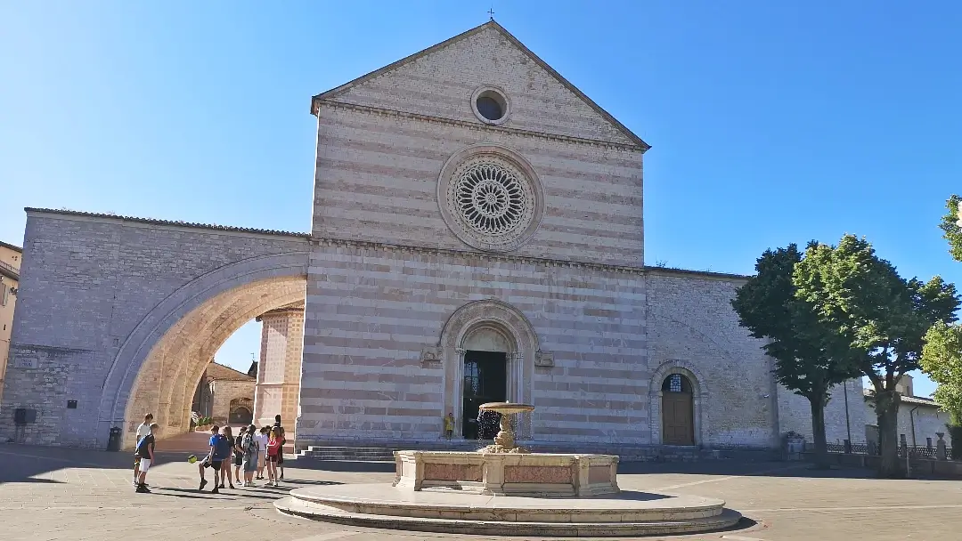 Que ver en Asís, Patrimonio Mundial de la UNESCO: aquí nació San Francisco 7 Plaza, fuente y Basílica de Santa Clara Asís assisi