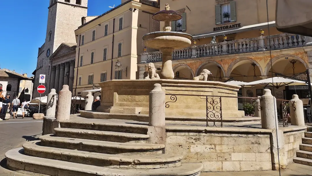 Que ver en Asís, Patrimonio Mundial de la UNESCO: aquí nació San Francisco 12 Fontana dei Tre Leoni Fuente de los Tres Leones Asís Assisi