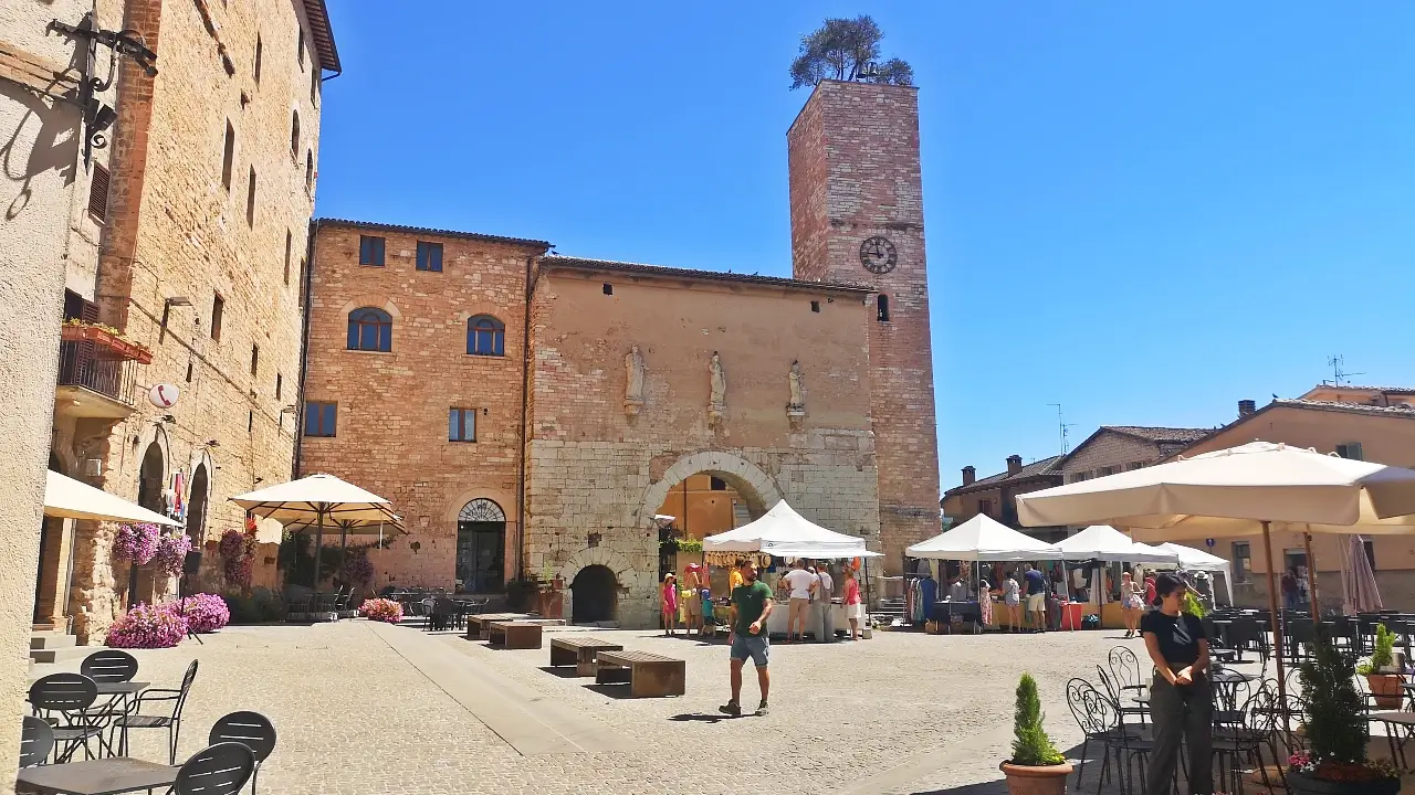 Ruta por 7 de los pueblos más bonitos de Umbría, Italia 10 Porta Consolare Spello