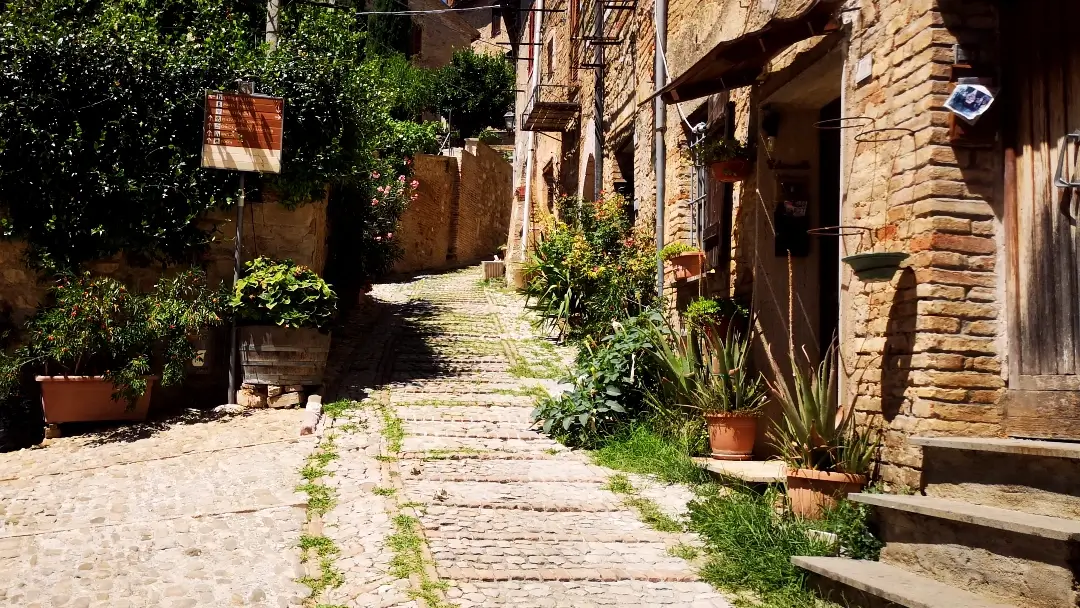Ruta por 7 de los pueblos más bonitos de Umbría, Italia 14 Via Porta Camiano Montefalco