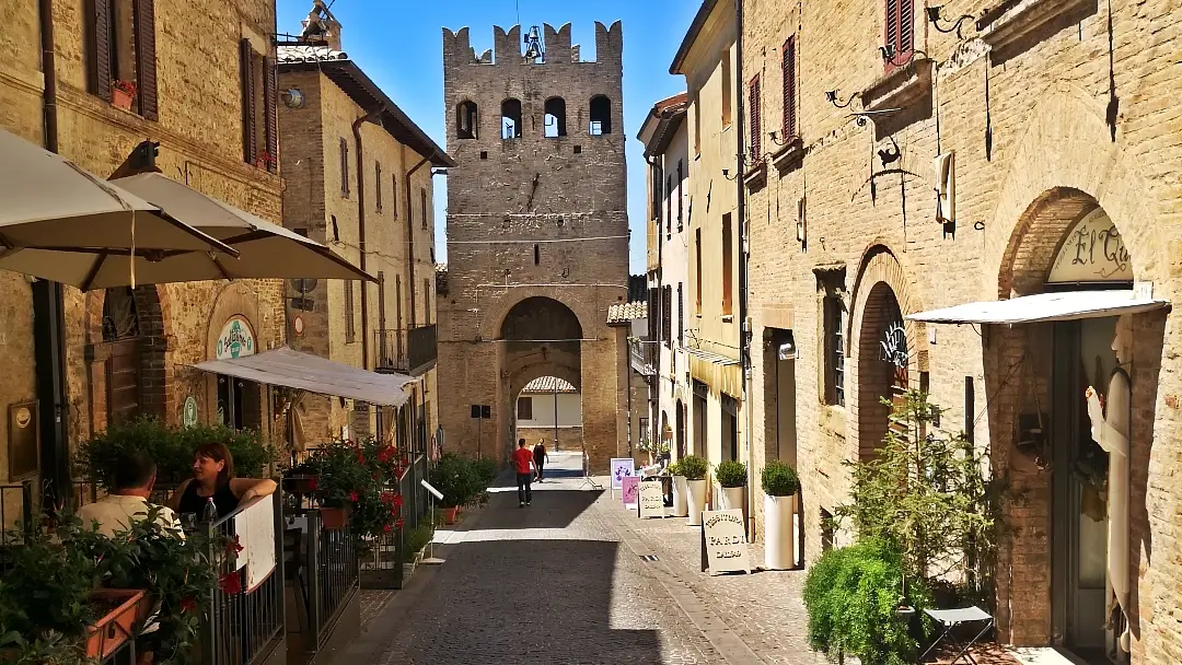 Ruta por 7 de los pueblos más bonitos de Umbría, Italia 12 Montefalco Porta di Sant’Agostino