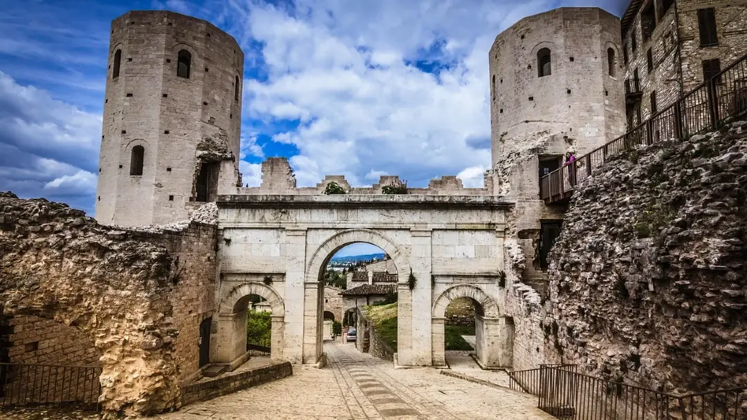 Ruta por 7 de los pueblos más bonitos de Umbría, Italia 11 Spello Puerta de Venus