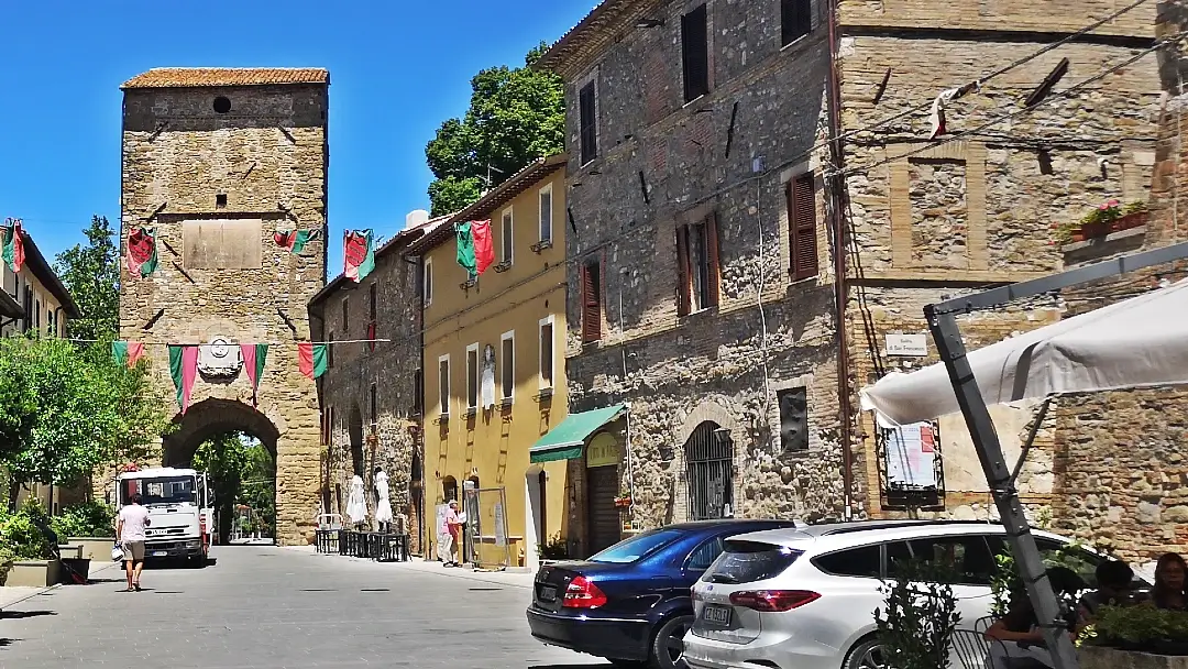 Ruta por 7 de los pueblos más bonitos de Umbría, Italia 15 Porta Cannara Bevagna