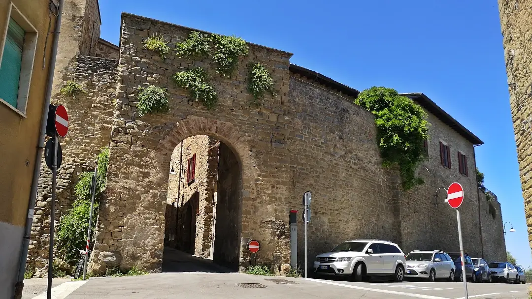 Ruta por 7 de los pueblos más bonitos de Umbría, Italia 18 Porta Romana Bettona