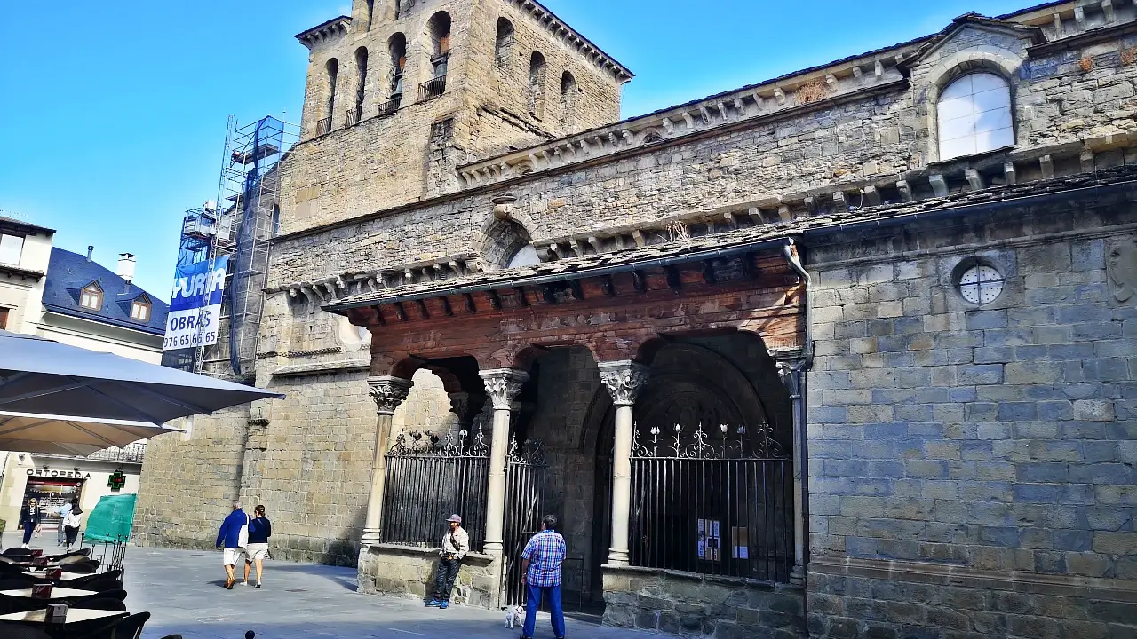 Pirineos: 6 días descubriendo el maravilloso Valle de Tena 6 Catedral de Jaca