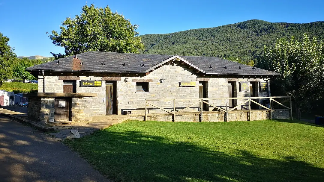 Biescas (Huesca) | Camping Gavín: un referente de los Pirineos Aragoneses 10 camping Gavín bloque de servicios