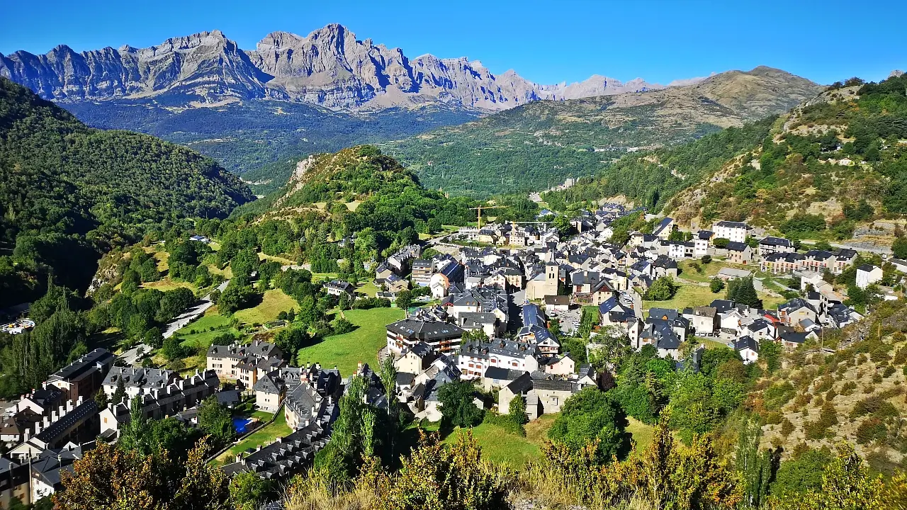 Biescas (Huesca) | Camping Gavín: un referente de los Pirineos Aragoneses 17 Valle del Tena Panticosa