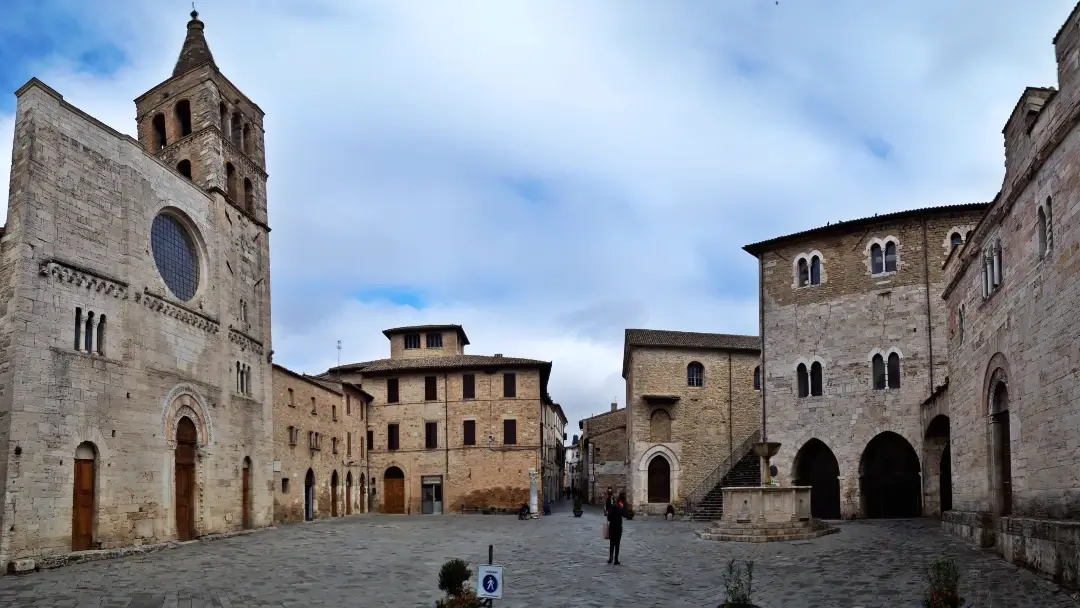 Ruta por 7 de los pueblos más bonitos de Umbría, Italia 17 Piazza Silvestri, en Bevagna.