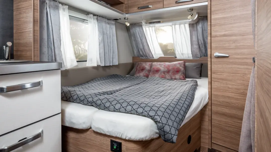 Todo sobre la Weinsberg CaraOne, una de nuestras favoritas 20 Cama francesa de la CaraOne 450 FU (versión 2025).
