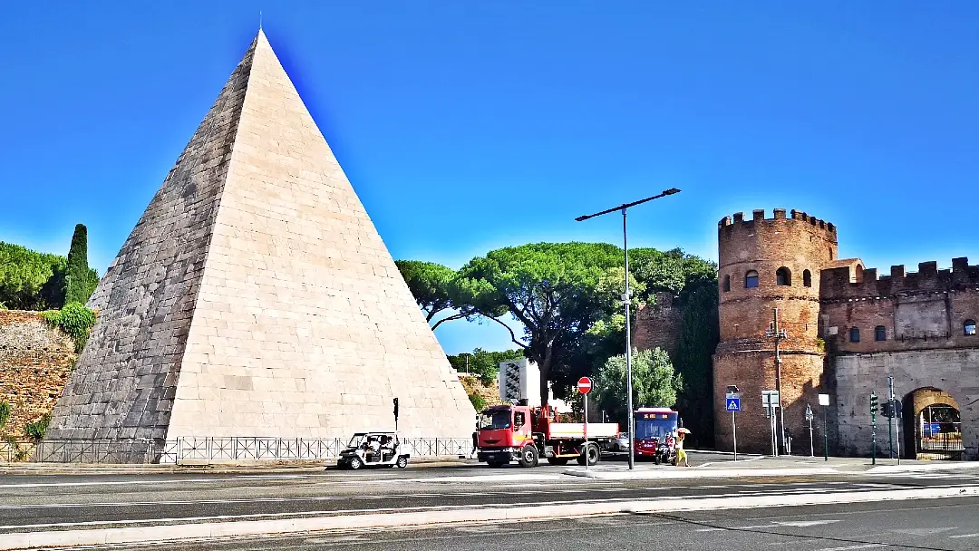Que ver en Roma, la ciudad eterna... y llena de turistas 11 Que ver en Roma: Pirámide de Cestio