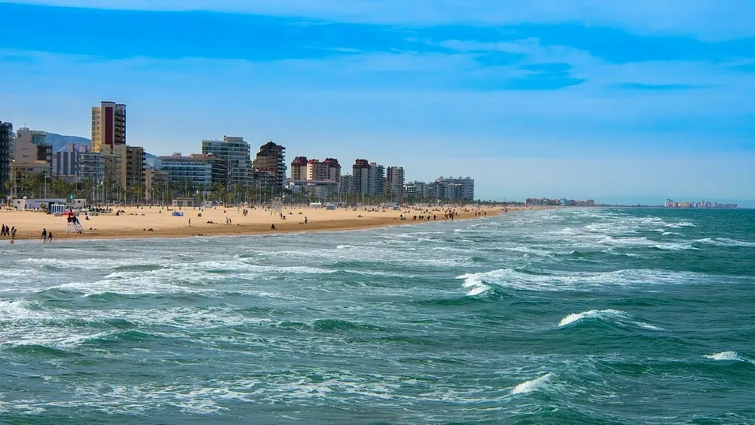 Mejores playas en Valencia: guía para disfrutar del Mediterráneo en naturaleza y con tranquilidad 1 Playa gandía valencia