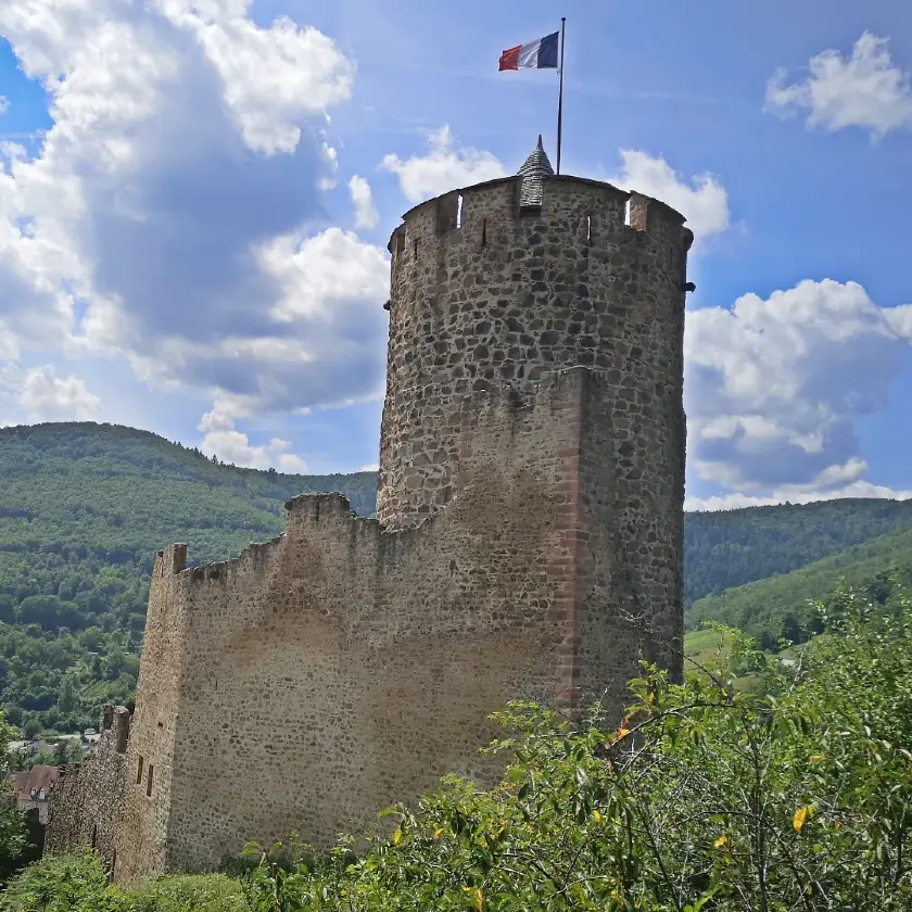 Que ver en Kaysersberg, la 'Montaña del Emperador' de Alsacia 16 Torre circular castillo de Kaysersberg Alsacia