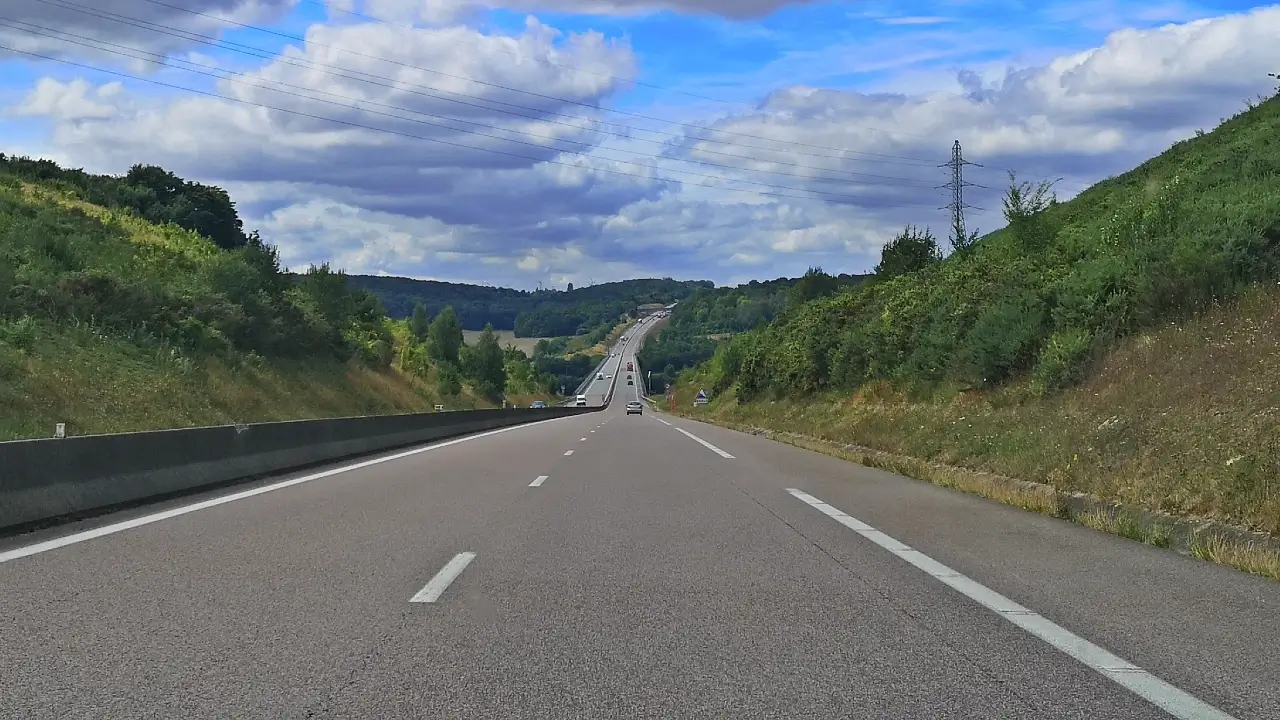 Que es un Road Trip y porque es una de las mejores formas de viajar 8 Que es un Road Trip carretera autopista normandia