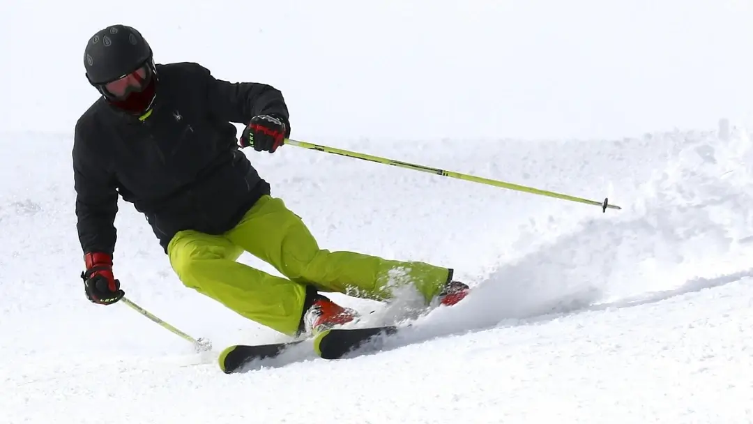 Cómo organizar una escapada a los Pirineos en temporada de nieve 4 esquiador esqui nieve