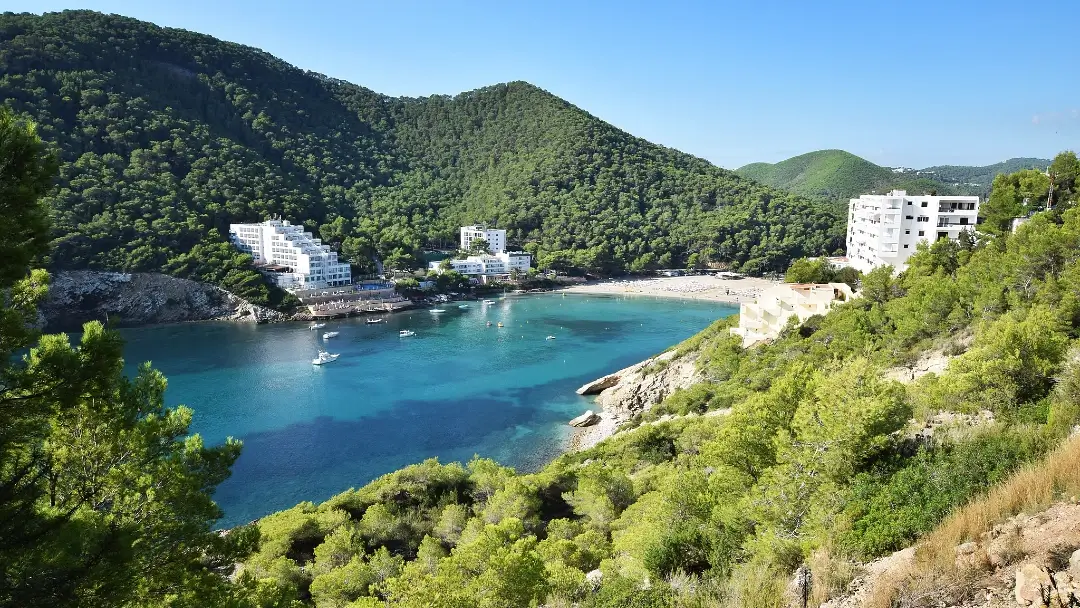 Que ver y hacer en Santa Eulalia y alrededores, el encanto del turismo tranquilo 6 Cala Llonga Santa Eulalia del río Ibiza