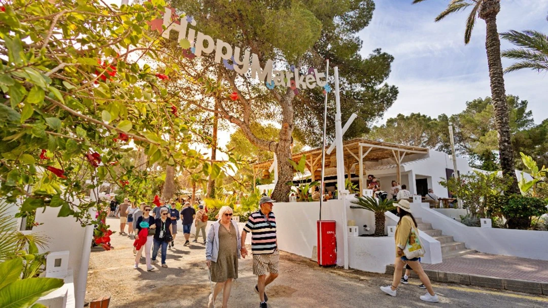 Que ver y hacer en Santa Eulalia y alrededores, el encanto del turismo tranquilo 5 Hippy Market Punta Arabí Santa Eulalia Ibiza