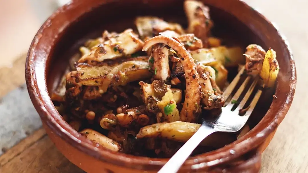 Que ver y hacer en Santa Eulalia y alrededores, el encanto del turismo tranquilo 4 Frita de polp fritada de pulpo ibiza